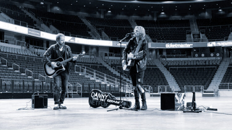 Der Straßenmusiker Danny spielt in der Lanxess Arena (c) Danny Lattendorf